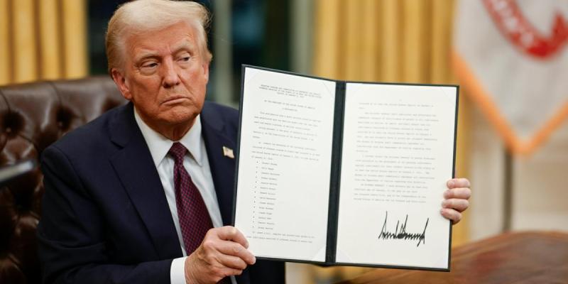 El presidente de EEUU, Donald Trump, firma sus primeras órdenes ejecutivas.