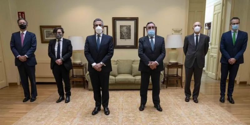 Responsables de ONCE y el Corte inglés en una foto de grupo, traje y mascarilla 
