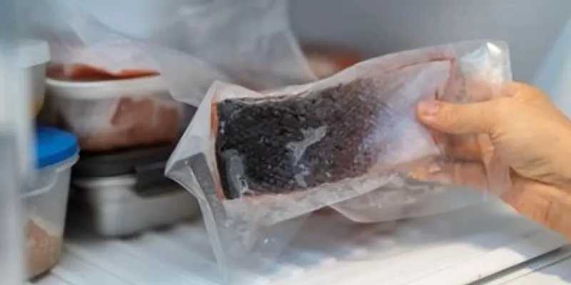 Un filete de salmón en un envase de plástico. 