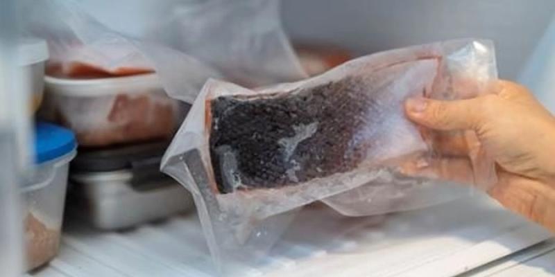 Un filete de salmón en un envase de plástico. 