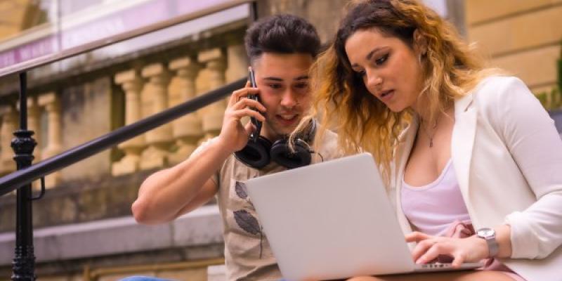 Dos jóvenes mirando una app de finanzas