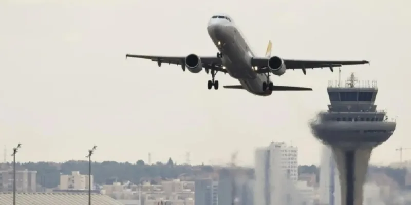 Un avión despega del aeropuerto Madrid-Barajas Adolfo Suárez.