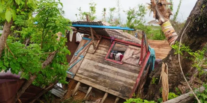 Una vivienda destruida y árboles caídos tras lluvias y vientos en Filipinas 