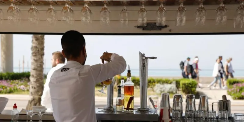 Camarero en una barra de bar sirviendo una cerveza