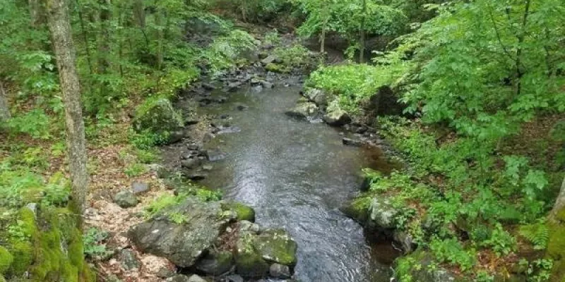 El agua subterránea contamina