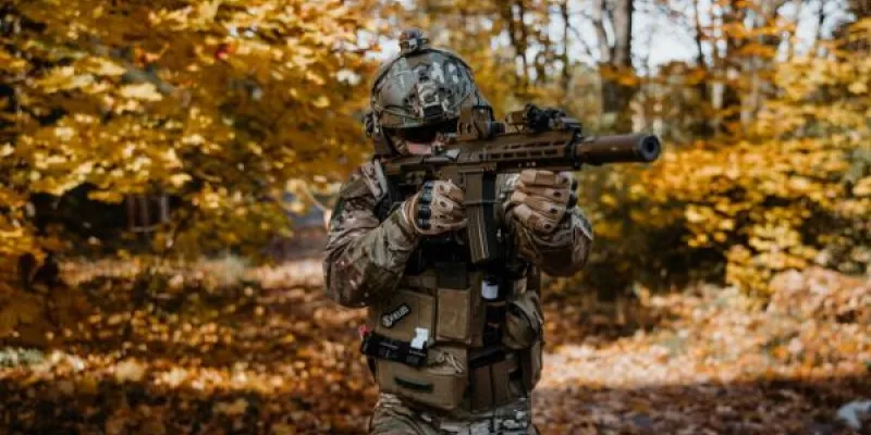 Personas en pleno combate de airsoft
