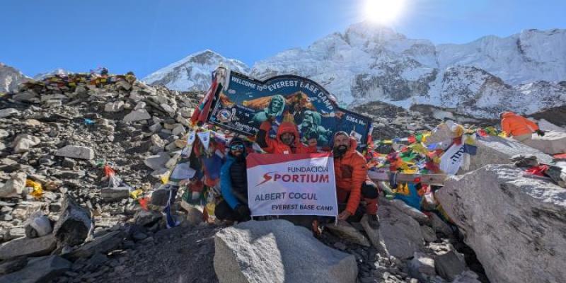 Albert Cogul, acompañado de sus dos hijos, Ángel y Daniel, en el campo base del Everest