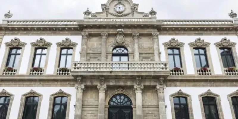 Fachada de un ayuntamiento en España