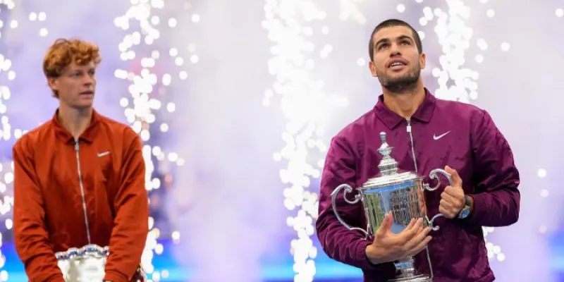 Carlos Alcaraz con la copa