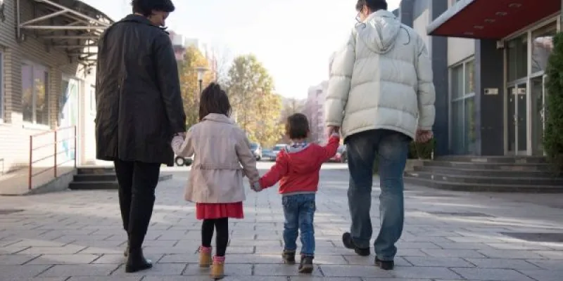 Una familia paseando por la calle 