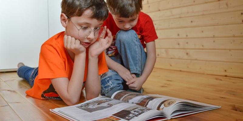 Dos alumnos leyendo 