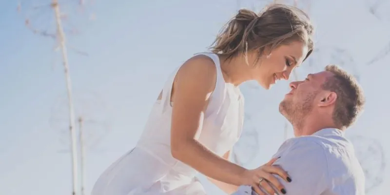 Una pareja dándose un beso 