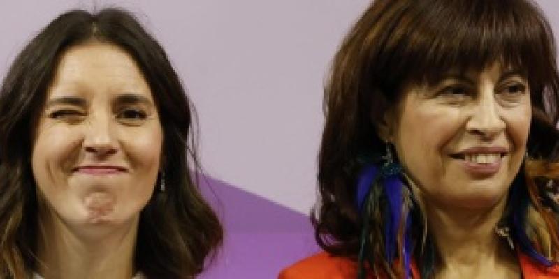 La ya exministra de Igualdad Irene Montero junto a la nueva ministra de Igualdad, Ana Redondo