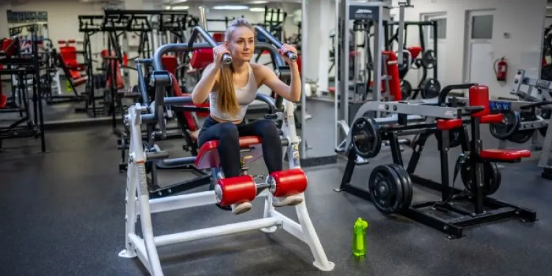 chica en un gimnasio