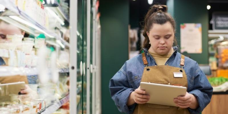 Persona con discapacidad trabajando