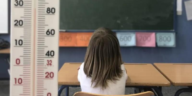 Un termómetro marca la temperatura en el aula de un centro educativo de Sevilla.