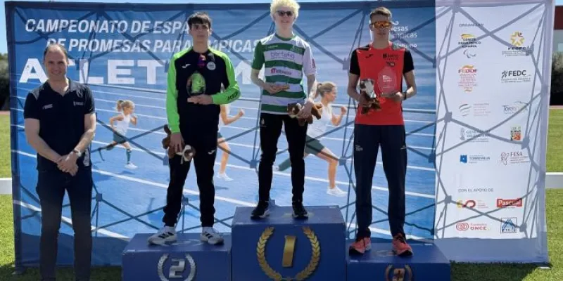Podio absoluto con los tres mejores atletas del campeonato celebrado en Torrevieja