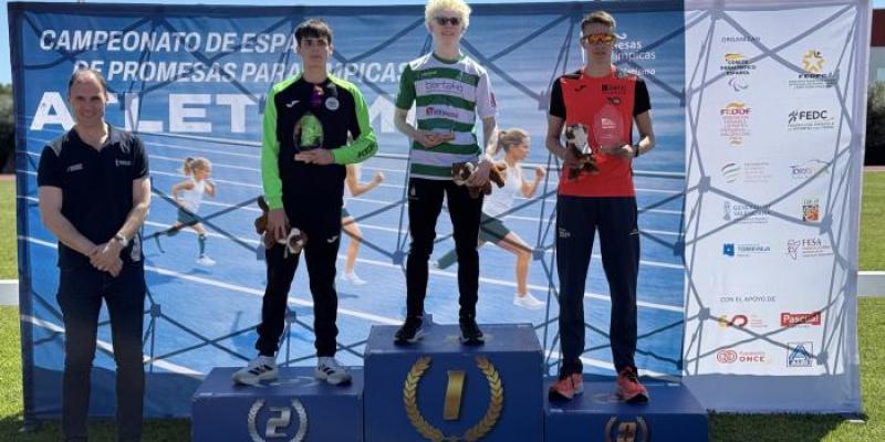 Podio absoluto con los tres mejores atletas del campeonato celebrado en Torrevieja