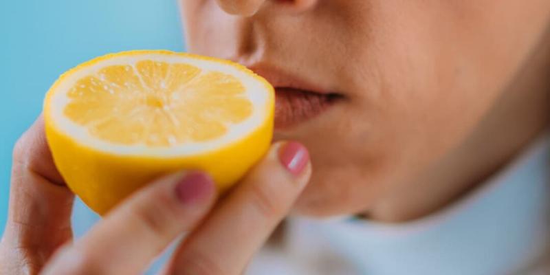 Imagen de una persona oliendo limón/CEN Cuidados Integrales La anosmia, una discapacidad que afecta al olfato
