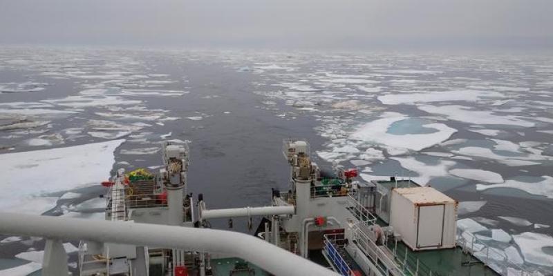 Mar Ártico frente a Svalbard, visto desde el buque de investigación Kronprins Haakon en agosto de 2020 