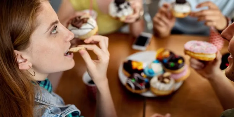 Mujer comiendo dulces