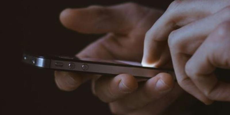Manos de una persona utilizando un teléfono móvil