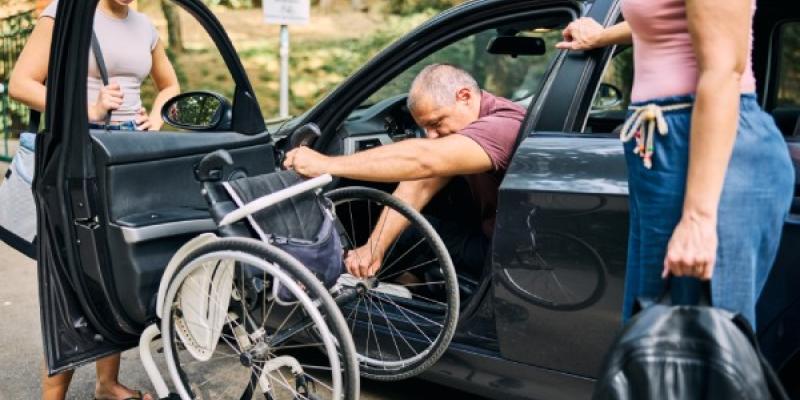 Persona con discapacidad saliendo de su coche