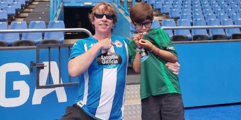 Jesús Suárez, creador de Escoita, junto a Álvaro Otero en el campo de Riazor