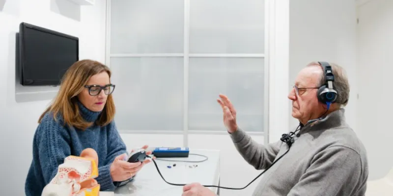 Un hombre se somete a una audiometría 