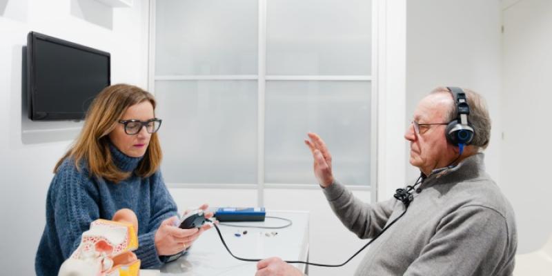 Un hombre se somete a una audiometría 