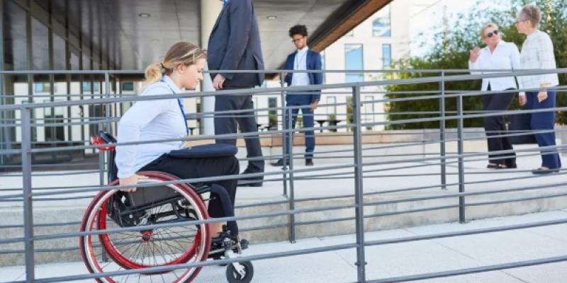 Una mujer en silla de ruedas.