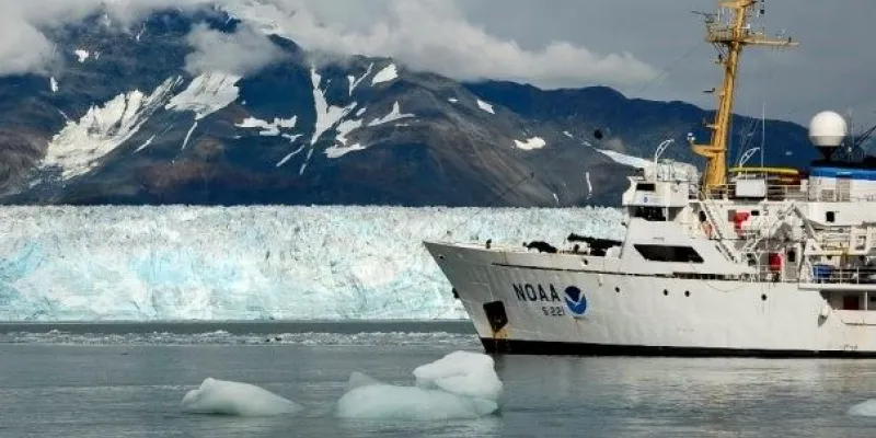 Barco de investigación en una zona del Ártico 