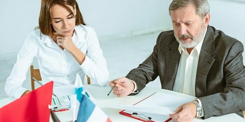 Dos personas reunidas en una asesoría física