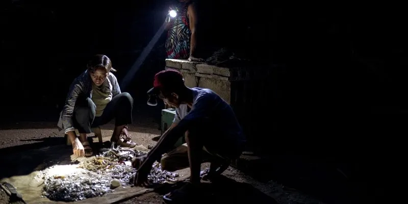 Analyn Fedelis y dos personas más clasifican su pesca. 