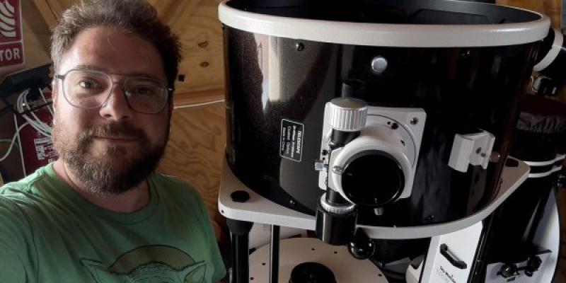 El astrofísico Rafael Luque en el IAA-CSIC