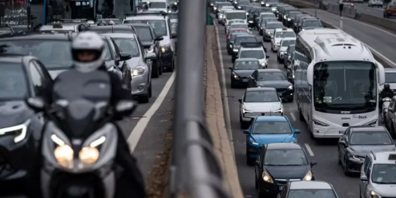 Varios vehículos en la A6, a 19 de diciembre de 2025, en Madrid. 