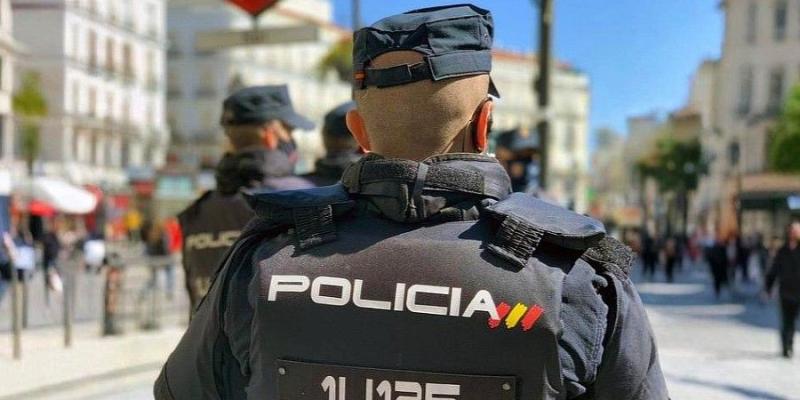 Dos agentes patrullan junto a una estación de Metro de Madrid 