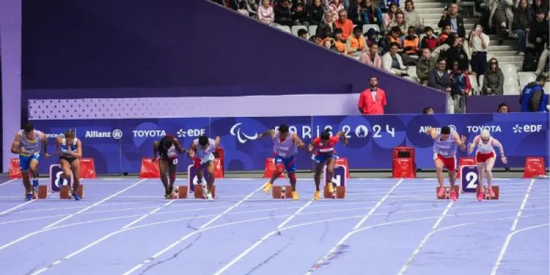 Competidores de atletismo paralímpico preparados para disputar una carrera