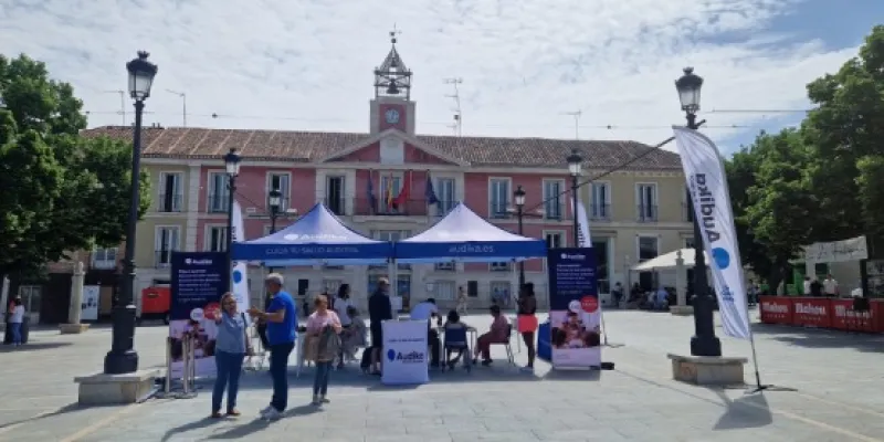 Plaza de un pueblo con Audika en su campaña para mejorar la audición