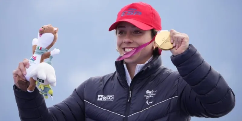 Audrey Pascual, con su medalla de oro en el supergigante paralímpico de Milán Cortina 2026 
