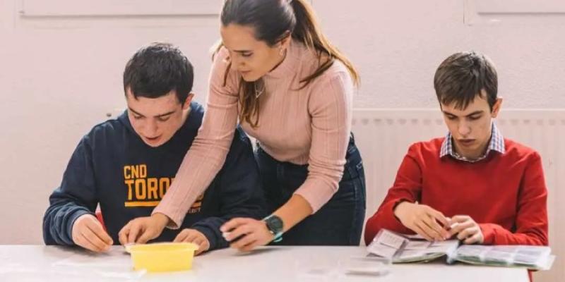 chicos con autismo sin discapacidad ayudados por una profesora