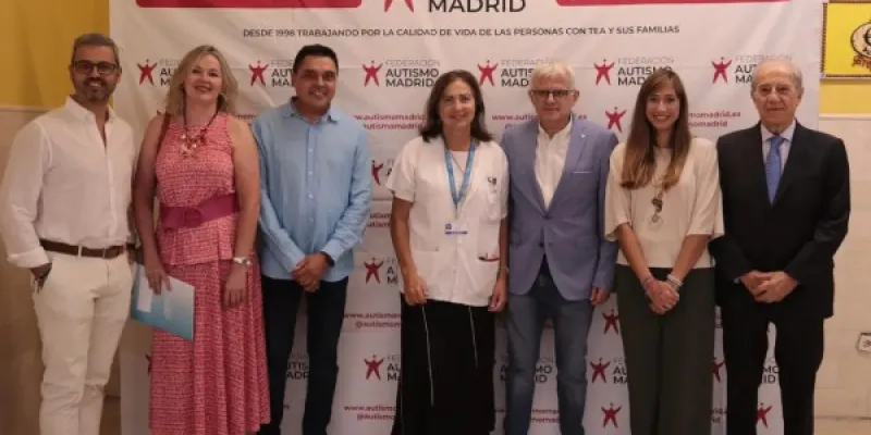 Mara Parellada, junto con representantes de Autismo Madrid y el Hospital Gregorio Marañón.