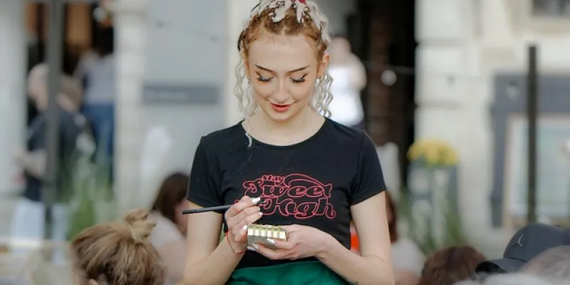 Chica trabajando como camarera