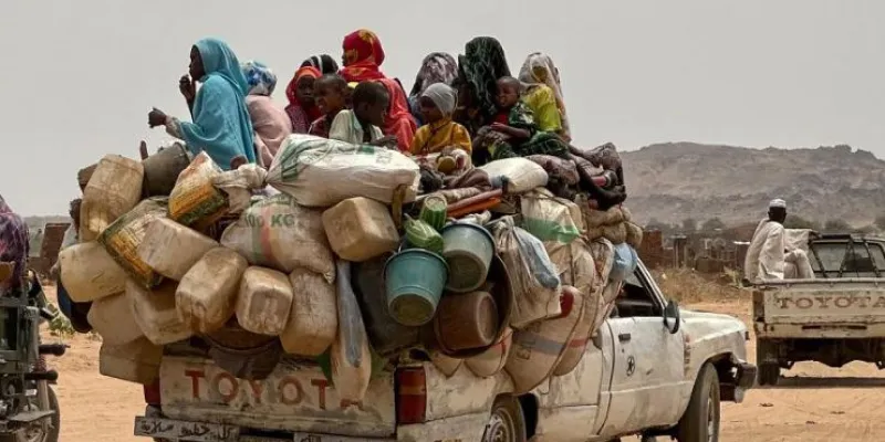 Personas en un coche pidiendo ayuda humanitaria