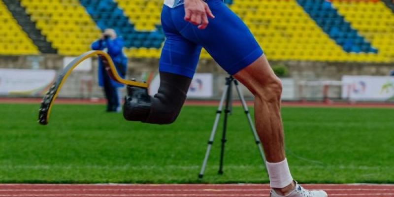Atleta paralímpico corre en una pista con prótesis