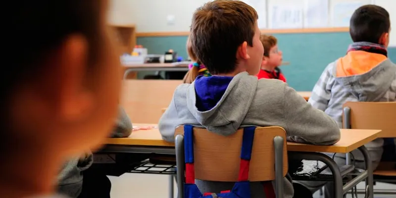 Niños estudiantes en un colegio