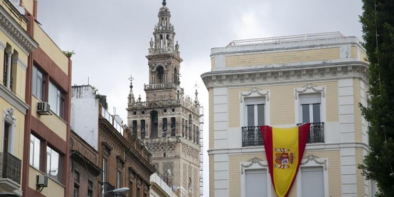 Balcón con la bandera de España en Sevilla