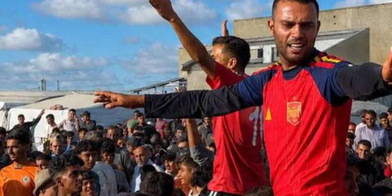 Los desplazados del campamento de Al-Rahma levantan al jugador Asaad Al-Azzabi y sus compañeros de equipo sobre sus hombros en celebración de la victoria contra el campamento de Sheikh Al-Eid.