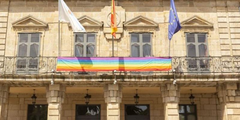 La bandera LGTBIQ+ en el Ayuntamiento de Ribadeo (Galicia). 