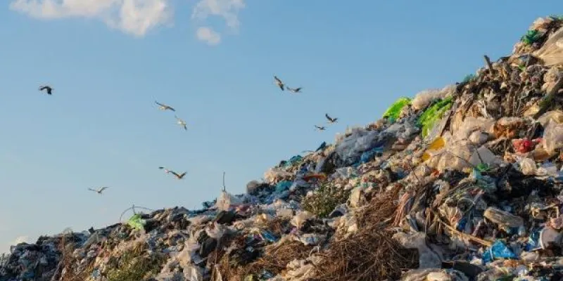 Montaña de basura en un vertedero 